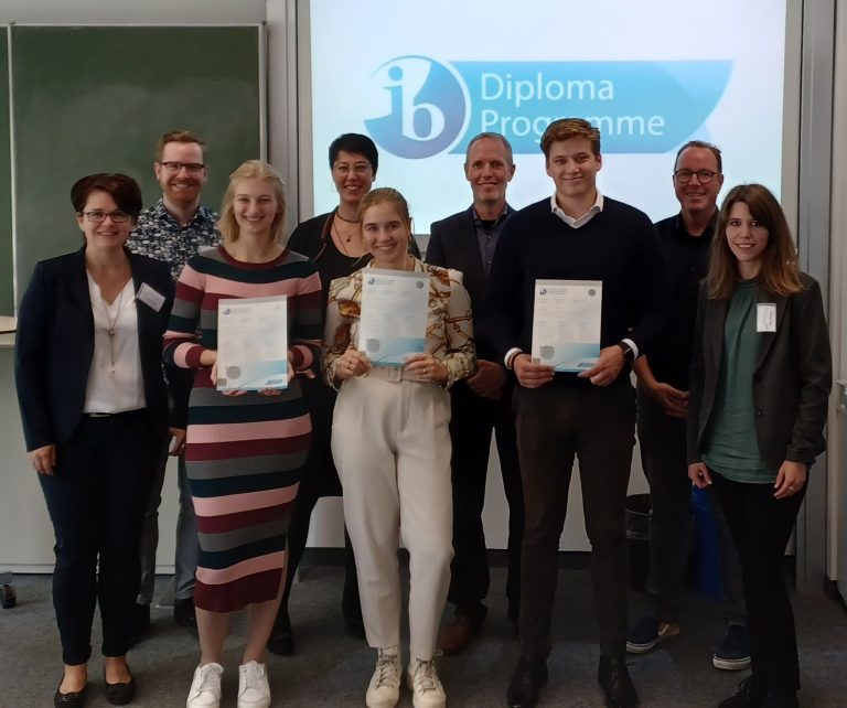 Drei Absolventen des IB-Abschlussjahrgangs 2022 erhielten ihre Diploma im Rahmen des Schuljubiläums.